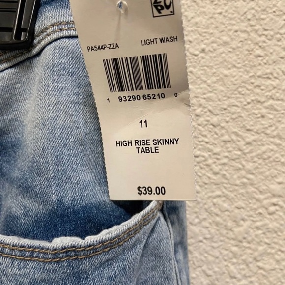 Brand new with tags juniors jeans size 11 - Picture 3 of 4